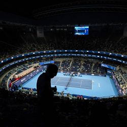Espectadores presencian el partido individual masculino entre el alemán Alexander Zverev y el francés Corentin Moutet en el Abierto de China de tenis en Pekín. | Foto:Greg Baker / AFP