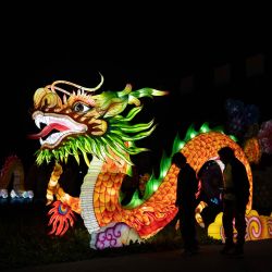 Imagen de personas observando una escultura iluminada durante la feria de luces tradicionales chinas Tianfu Festival, en el predio ferial Tecnópolis, en la localidad de Villa Martelli, en la periferia noroeste de Buenos Aires, Argentina. El reconocido festival de linternas chinas Tianfu, una atractiva experiencia multisensorial basada en la cultura de China, fue inaugurado en Argentina, llenando de luz y color las noches primaverales en el país sudamericano. | Foto:Xinhua/Martín Zabala