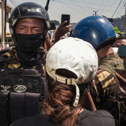 Las fuerzas de seguridad se mantienen en la calle mientras los manifestantes se congregan durante una protesta contra los repetidos cortes de agua y electricidad en Antananarivo, Madagascar. | Foto:RIJASOLO / AFP
