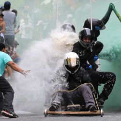 Los jinetes de carros de jabón corren cuesta abajo durante el Festival Cerro Quitasol 2025 en Bello, Departamento de Antioquia, Colombia. | Foto:JAIME SALDARRIAGA / AFP