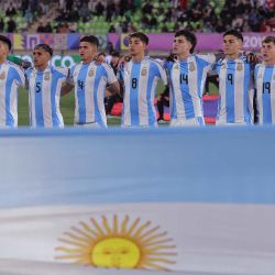 Los jugadores argentinos cantan el himno nacional antes del partido de fútbol de la Copa Mundial Sub-20 de la FIFA 2025 entre Cuba y Argentina en el Estadio Elías Figueroa en Valparaíso, Chile. | Foto:Javier Torres / AFP