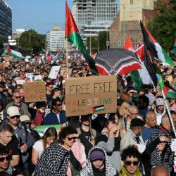 Los participantes marchan con una pancarta que dice "Libertad, Palestina Libre" durante una manifestación bajo el lema "¡Traza la línea roja con nosotros: Juntos por Gaza!" en Berlín. Decenas de miles de manifestantes marcharon por las calles de la capital alemana para exigir a Israel el cese de su campaña militar en Gaza. | Foto:RALF HIRSCHBERGER / AFP