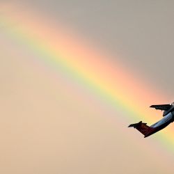 Un avión de SpiceJet sobrevuela un arcoíris al anochecer en Chennai, India. | Foto:R. Satish Babu / AFP