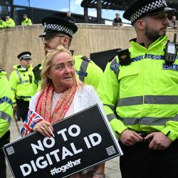 Un manifestante se encuentra con una fila de policías en una protesta contra los planes del Gobierno Laborista de introducir una identificación digital, frente a la conferencia del Partido Laborista en Liverpool, noroeste de Inglaterra. | Foto:OLI SCARFF / AFP