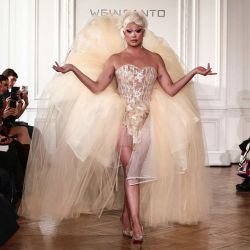 Una modelo presenta una creación de Weinsanto para la colección de prêt-à-porter femenina primavera-verano 2026, en el marco de la Semana de la Moda de París. | Foto:Thibaud Moritz / AFP