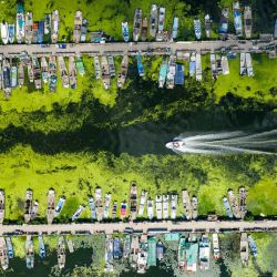 Vista aérea tomada con un dron de barcos de recolección de cangrejos regresando al muelle del lago Yangcheng, en Suzhou, en la provincia de Jiangsu, en el este de China. | Foto:Xinhua/Wang Xuzhong