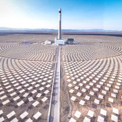 Vista aérea tomada con un dron de un proyecto integrado de energía solar térmica y fotovoltaica de 1 GW, en el distrito de Shanshan, en la región autónoma de la etnia uygur de Xinjiang, en el noroeste de China. | Foto:Xinhua/Xu Zipeng