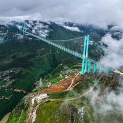Vista aérea tomada con un dron del puente del Gran Cañón de Huajiang, en la provincia de Guizhou, en el suroeste de China. El puente tiene 2.890 metros de largo con un vano principal de 1.420 metros. Elevándose 625 metros sobre el río, una vez completado establecerá el récord tanto del puente más alto del mundo como del puente de mayor vano construido en una zona montañosa, dijo el gobierno provincial. | Foto:Xinhua/Yang Wenbin