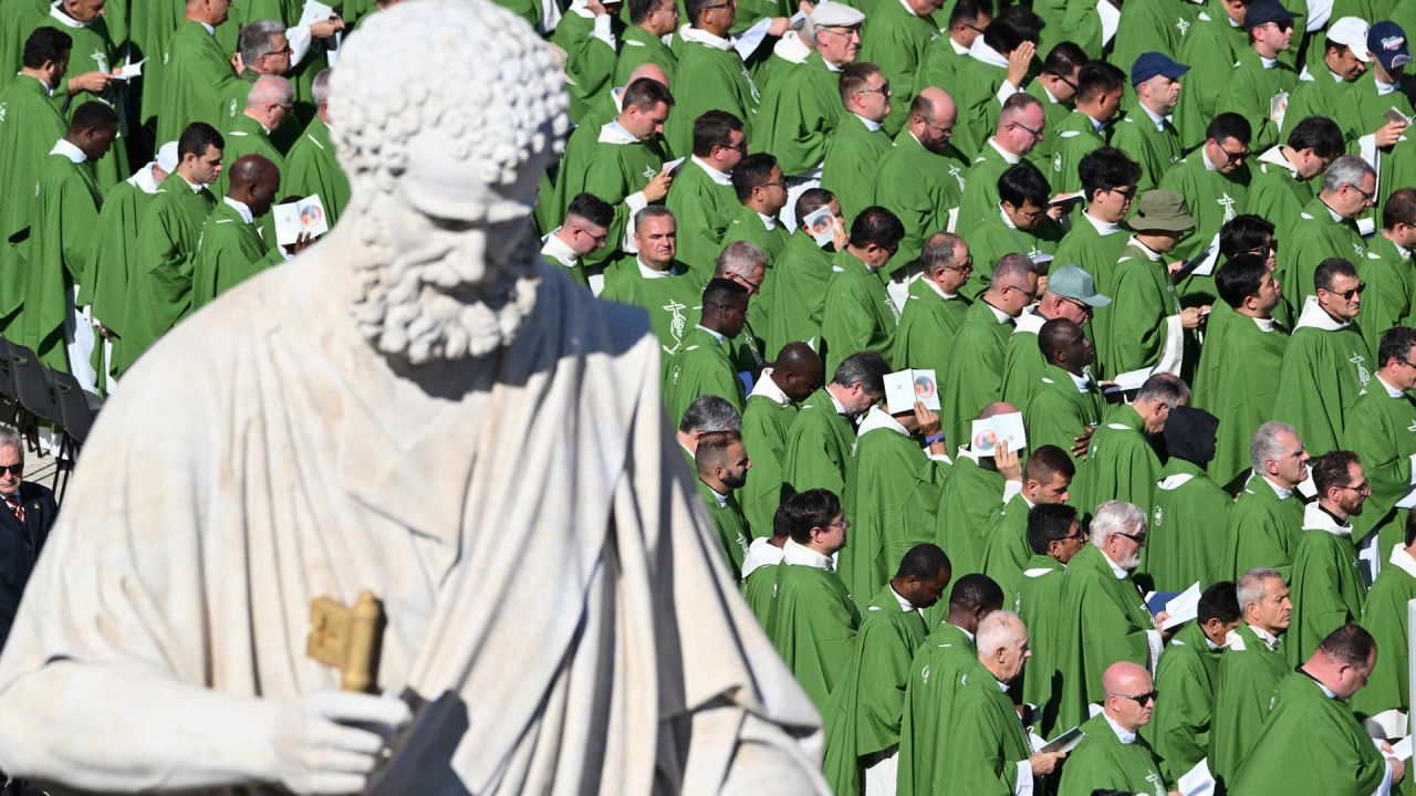 El clero asiste a la misa jubilar de los catequistas dirigida por el Papa León en la plaza de San Pedro en el Vaticano. | Foto:ALBERTO PIZZOLI / AFP