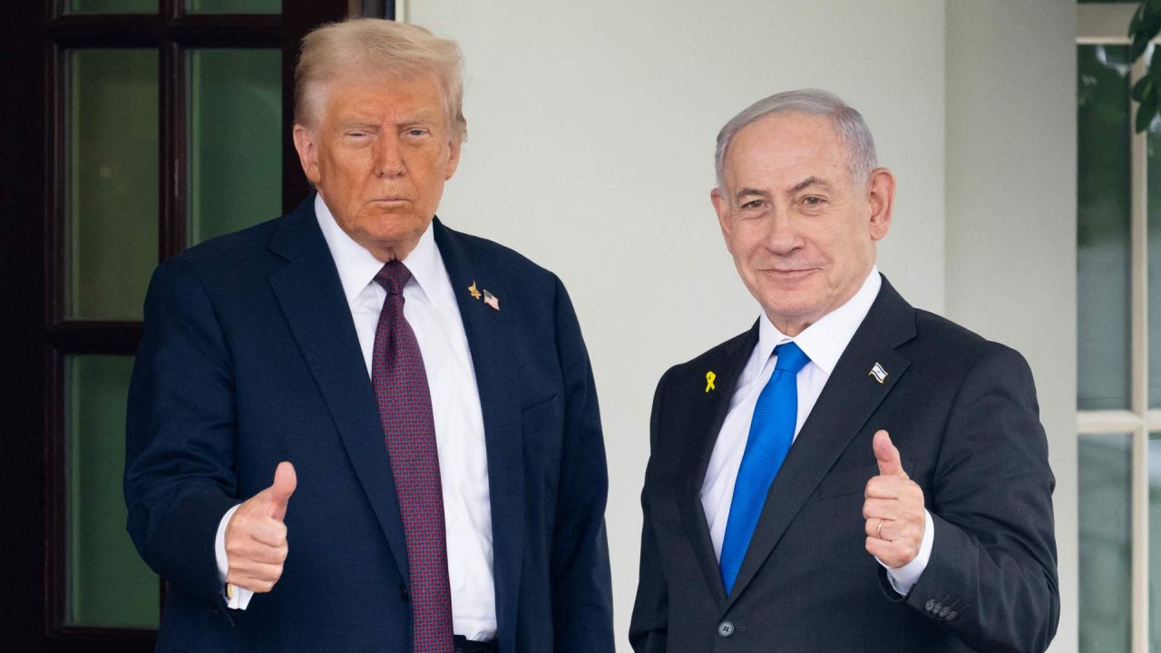El presidente de Estados Unidos, Donald Trump, saluda al primer ministro israelí, Benjamin Netanyahu, a su llegada al Ala Oeste de la Casa Blanca en Washington, D. C.. | Foto:SAUL LOEB / AFP