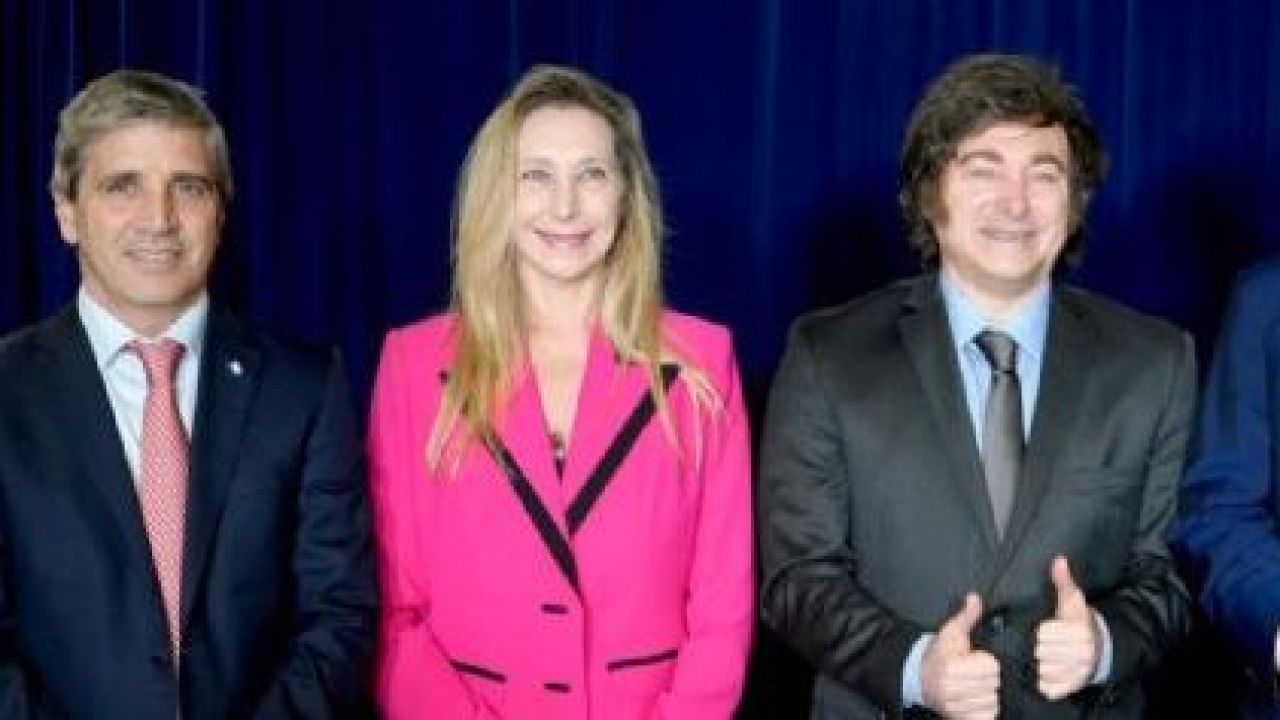 Luis Caputo, Karina Milei y Javier Milei | Foto:CEDOC