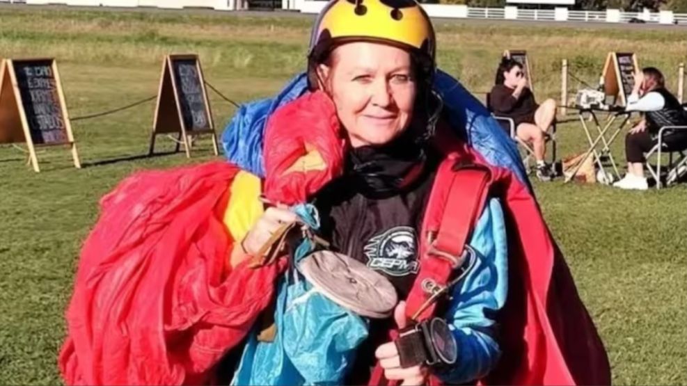 una mujer saltó desde una avioneta, no se le abrió el paracaídas y murió tras impactar contra el suelo