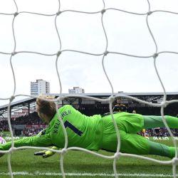 El arquero irlandés del Brentford, Caoimhin Kelleher, detiene un penal del centrocampista portugués del Manchester United, Bruno Fernandes, durante el partido de la Premier League inglesa entre el Brentford y el Manchester United en el Gtech Community Stadium de Londres. | Foto:JUSTIN TALLIS / AFP