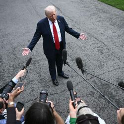 El presidente de Estados Unidos, Donald Trump, habla con la prensa antes de embarcar en el Marine One al partir del Jardín Sur de la Casa Blanca en Washington, D.C.. Trump se dirige a Quantico, Virginia, para asistir a una reunión con altos oficiales militares. | Foto:BRENDAN SMIALOWSKI / AFP