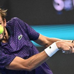 El ruso Daniil Medvedev devuelve la pelota al estadounidense Learner Tien durante su partido de semifinales individual masculino en el Abierto de China, en Pekín. | Foto:PEDRO PARDO / AFP