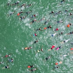 Esta vista aérea muestra al público participando en la 36.ª edición de la competición anual de natación Dakar-Gorée de 4,5 km, celebrada en Dakar. | Foto:GUY PETERSON / AFP