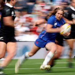 La medio scrum francesa Pauline Bourdon Sansus corre con la pelota durante el partido por el tercer puesto de la Copa Mundial de Rugby Femenina entre Nueva Zelanda y Francia en el Allianz Stadium, Twickenham, al suroeste de Londres. | Foto:Adrian Dennis / AFP