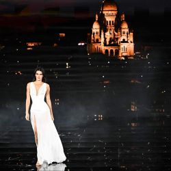 La modelo estadounidense Kendall Jenner presenta una creación para el desfile de L'Oréal Paris "Libertad, Igualdad, Hermandad", como parte de la colección de prêt-à-porter femenino primavera-verano 2026 de la Semana de la Moda de París, en el Hotel de Ville de París. | Foto:JULIEN DE ROSA / AFP