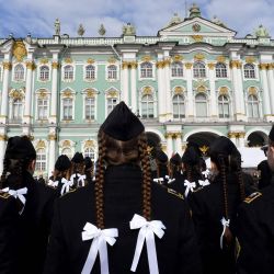 Los cadetes de la Universidad Estatal Almirante Makarov de la Flota Marítima y Fluvial participan en la ceremonia de iniciación de cadetes en la plaza Dvortsovaya de San Petersburgo, Rusia. | Foto:OLGA MALTSEVA / AFP