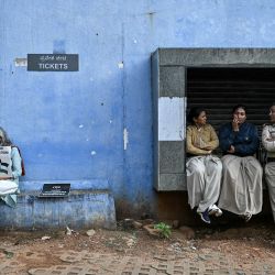 Manifestantes (izq.) con pancartas se sientan junto a la policía durante una protesta antiisraelí para expresar su solidaridad con los palestinos en el Parque de la Libertad de Bengaluru, India, en medio de la guerra en curso entre Israel y el grupo militante Hamás. | Foto:IDREES MOHAMMED / AFP
