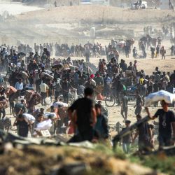 Personas caminan con paquetes de ayuda humanitaria recibidos de un centro de distribución gestionado por la Fundación Humanitaria de Gaza (FGH), respaldada por Estados Unidos e Israel, en el llamado "corredor Netzarim", en Nuseirat, en el centro de la Franja de Gaza. El presidente estadounidense presentó un plan para poner fin a la guerra en Gaza, y el primer ministro israelí, Benjamin Netanyahu, manifestó su apoyo a la propuesta. Ambos aliados exigieron la aprobación de Hamás, cuyo ataque del 7 de octubre de 2023 desencadenó una ofensiva israelí masiva. Netanyahu advirtió que "remataría el trabajo" si Hamás se negaba. | Foto:Eyad Baba / AFP