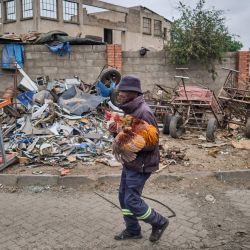 Un hombre pasa junto a un taller de construcción con carritos en la zona industrial de Thorngrove, Bulawayo. Casi el 43,6 % de la mano de obra no agrícola de Zimbabue trabaja en el sector informal, según la agencia nacional de estadística. En Bulawayo, unos 10 000 comerciantes operan en el centro de la ciudad, muchos de ellos dependientes de los carritos. | Foto:Zinyange Auntony / AFP