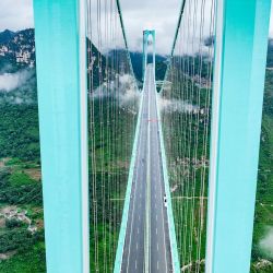 Vista aérea tomada con un dron del puente del Gran Cañón de Huajiang, en la provincia de Guizhou, en el suroeste de China. El puente tiene 2.890 metros de largo con un vano principal de 1.420 metros. Elevándose 625 metros sobre el río, una vez completado establecerá el récord tanto del puente más alto del mundo como del puente de mayor vano construido en una zona montañosa, dijo el gobierno provincial. | Foto:Xinhua/Ou Dongqu