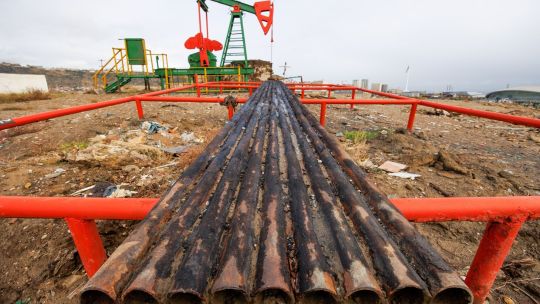 El petróleo se desinfla tras una nueva suba de producción de la OPEP+ y la normalización de Ormuz