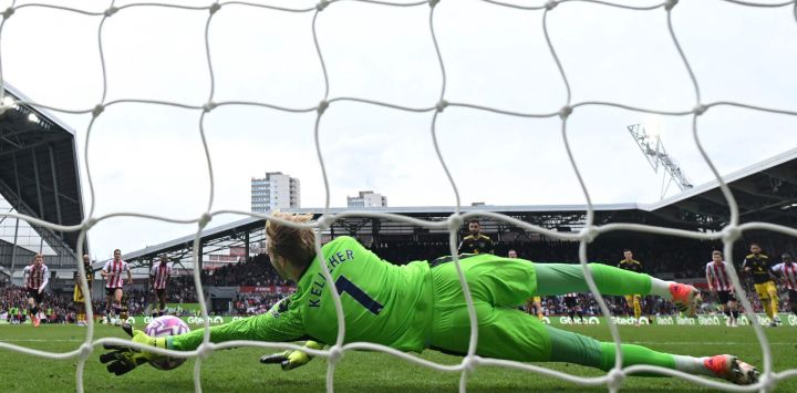 El arquero irlandés del Brentford, Caoimhin Kelleher, detiene un penal del centrocampista portugués del Manchester United, Bruno Fernandes, durante el partido de la Premier League inglesa entre el Brentford y el Manchester United en el Gtech Community Stadium de Londres.