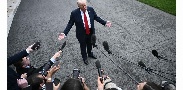 El presidente de Estados Unidos, Donald Trump, habla con la prensa antes de embarcar en el Marine One al partir del Jardín Sur de la Casa Blanca en Washington, D.C.. Trump se dirige a Quantico, Virginia, para asistir a una reunión con altos oficiales militares.