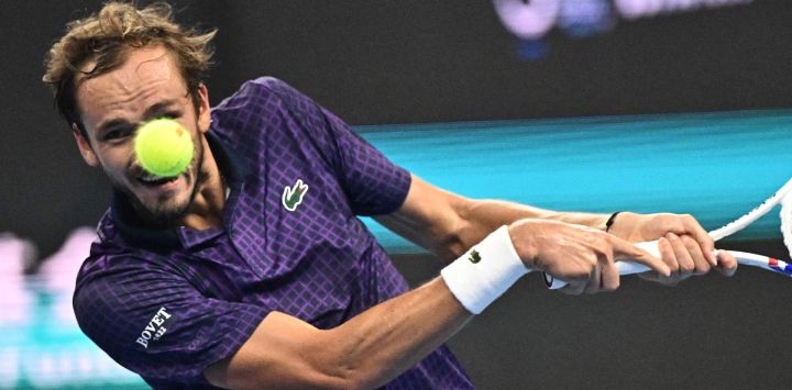 El ruso Daniil Medvedev devuelve la pelota al estadounidense Learner Tien durante su partido de semifinales individual masculino en el Abierto de China, en Pekín.