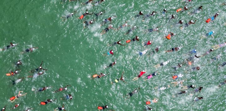 Esta vista aérea muestra al público participando en la 36.ª edición de la competición anual de natación Dakar-Gorée de 4,5 km, celebrada en Dakar.