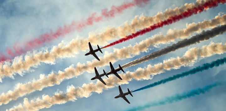 Imagen de aeronaves realizando una presentación durante el Espectáculo Aéreo Internacional de Malta, en la Bahía de San Pablo, en Malta. Desde su inicio en 1993, el evento bianual organizado por la Sociedad de Aviación de Malta ha atraído a entusiastas de la aviación de todo el mundo para celebrar su pasión compartida por el vuelo.