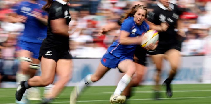 La medio scrum francesa Pauline Bourdon Sansus corre con la pelota durante el partido por el tercer puesto de la Copa Mundial de Rugby Femenina entre Nueva Zelanda y Francia en el Allianz Stadium, Twickenham, al suroeste de Londres.