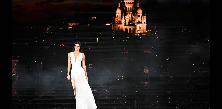 La modelo estadounidense Kendall Jenner presenta una creación para el desfile de L'Oréal Paris "Libertad, Igualdad, Hermandad", como parte de la colección de prêt-à-porter femenino primavera-verano 2026 de la Semana de la Moda de París, en el Hotel de Ville de París.