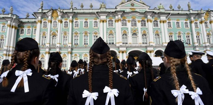 Los cadetes de la Universidad Estatal Almirante Makarov de la Flota Marítima y Fluvial participan en la ceremonia de iniciación de cadetes en la plaza Dvortsovaya de San Petersburgo, Rusia.