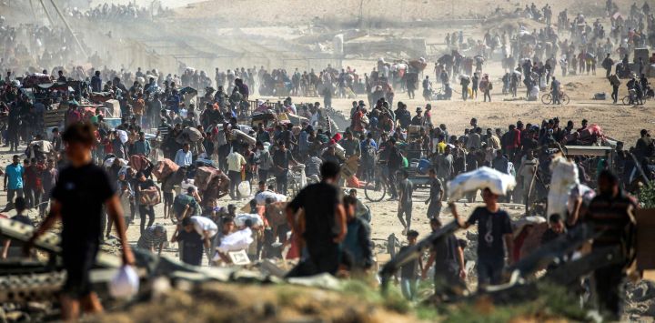Personas caminan con paquetes de ayuda humanitaria recibidos de un centro de distribución gestionado por la Fundación Humanitaria de Gaza (FGH), respaldada por Estados Unidos e Israel, en el llamado "corredor Netzarim", en Nuseirat, en el centro de la Franja de Gaza. El presidente estadounidense presentó un plan para poner fin a la guerra en Gaza, y el primer ministro israelí, Benjamin Netanyahu, manifestó su apoyo a la propuesta. Ambos aliados exigieron la aprobación de Hamás, cuyo ataque del 7 de octubre de 2023 desencadenó una ofensiva israelí masiva. Netanyahu advirtió que "remataría el trabajo" si Hamás se negaba.