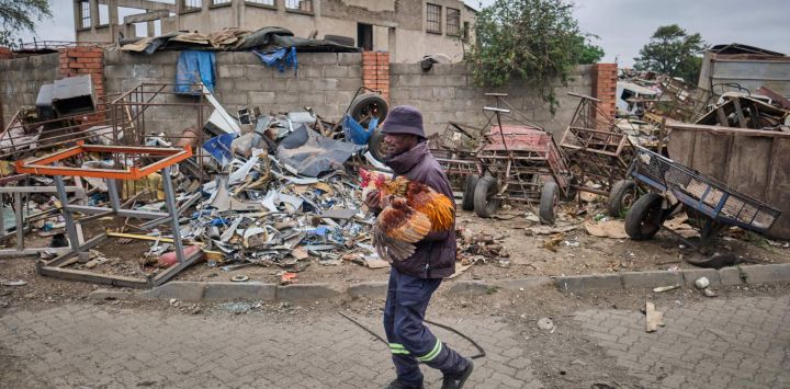 Un hombre pasa junto a un taller de construcción con carritos en la zona industrial de Thorngrove, Bulawayo. Casi el 43,6 % de la mano de obra no agrícola de Zimbabue trabaja en el sector informal, según la agencia nacional de estadística. En Bulawayo, unos 10 000 comerciantes operan en el centro de la ciudad, muchos de ellos dependientes de los carritos.