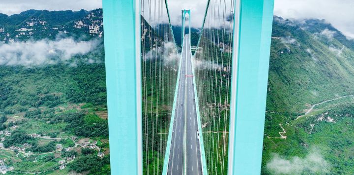 Vista aérea tomada con un dron del puente del Gran Cañón de Huajiang, en la provincia de Guizhou, en el suroeste de China. El puente tiene 2.890 metros de largo con un vano principal de 1.420 metros. Elevándose 625 metros sobre el río, una vez completado establecerá el récord tanto del puente más alto del mundo como del puente de mayor vano construido en una zona montañosa, dijo el gobierno provincial.