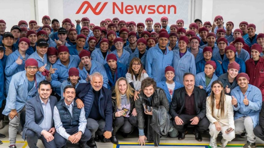 Javier Milei en las plantas de Newsan