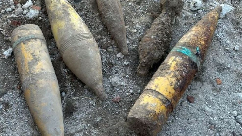 Remodelaba la casa de su padre fallecido y descubrió explosivos.