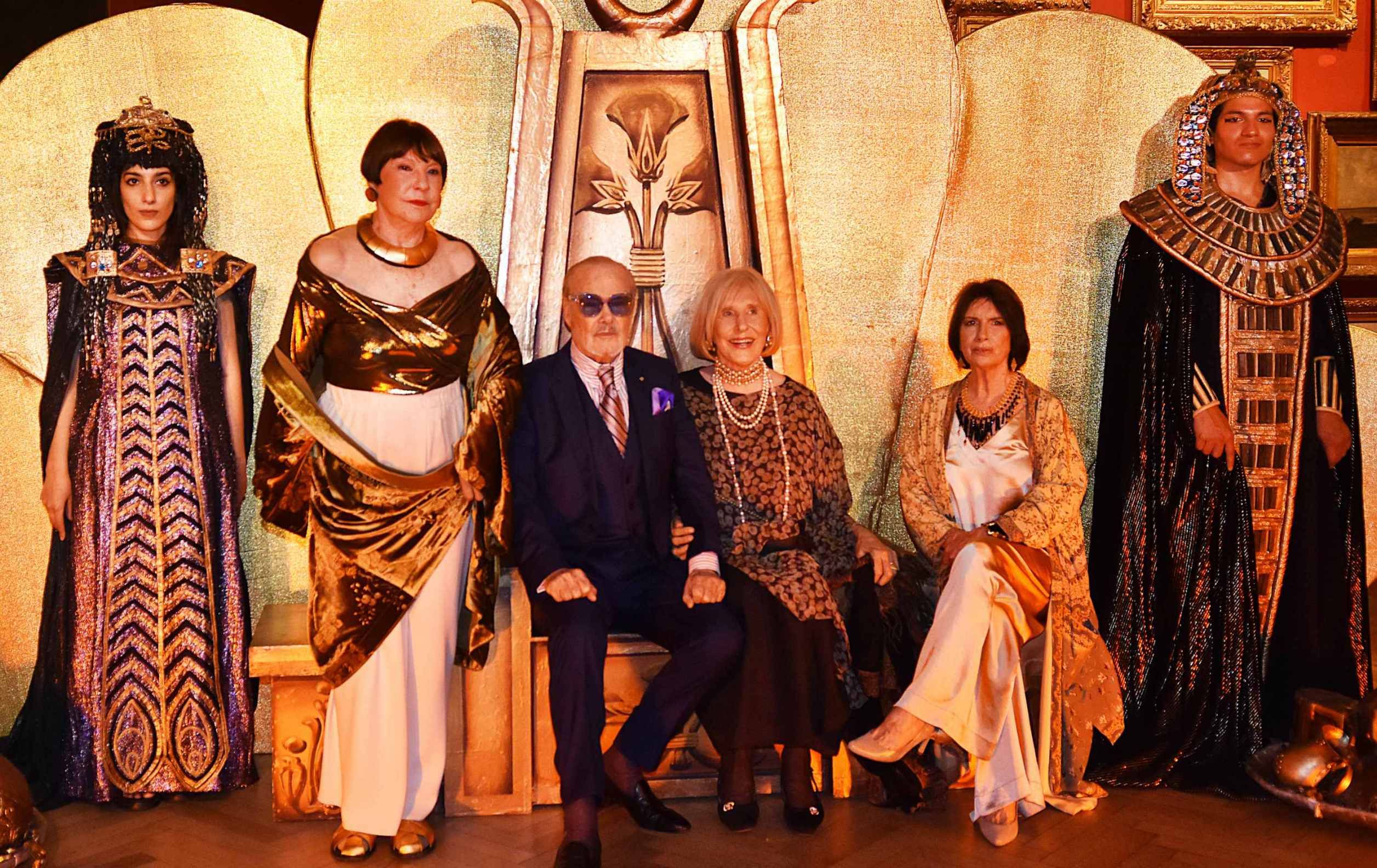 Gino Bogani rodeado de amigas en "Una noche en el Antiguo Egipto", en el Bellas Artes.