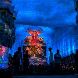 Devotos visitan un pandal (estructura temporal para el culto), decorado con botellas de plástico usadas, de la diosa hindú Durga en Calcuta, India, , antes del festival Durga Puja. | Foto:DIBYANGSHU SARKAR / AFP