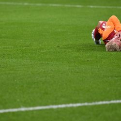 El delantero turco del Galatasaray, Baris Alper Yilmaz, se sostiene la cara mientras yace en el campo durante el partido de fútbol de la segunda jornada de la primera ronda de la UEFA Champions League entre el Galatasaray (TUR) y el Liverpool (ENG) en el Ali Sami Yen Spor Kompleksi en Estambul. | Foto:Yasin Akgul / AFP