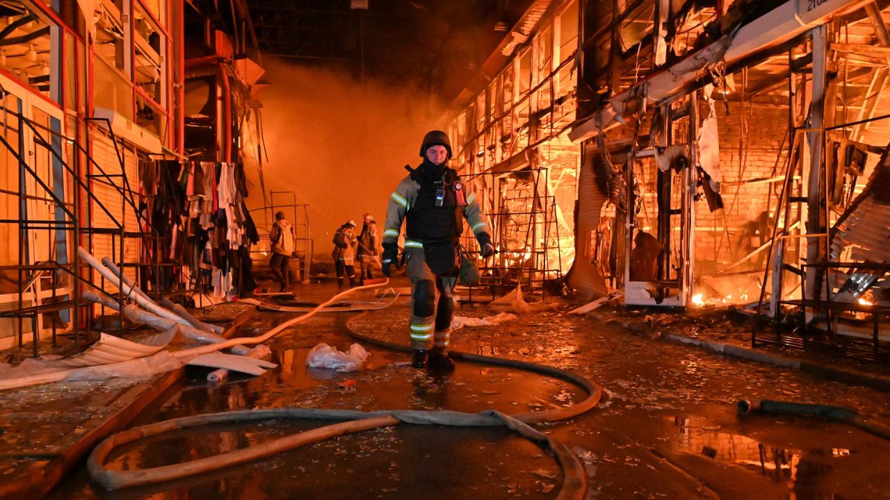 Bomberos ucranianos luchan por extinguir un incendio que asoló el mercado de Barabashovo tras un ataque aéreo en Járkov, durante la invasión rusa de Ucrania. | Foto:SERGEY BOBOK / AFP
