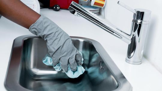 Las empleadas domésticas cobrarán un bono de refuerzo junto al aumento salarial del 1% en octubre