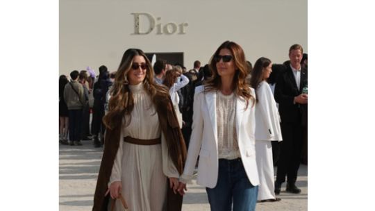 Juliana Awada deslumbra en el desfile de Dior junto a su hija Valentina Barbier en París
