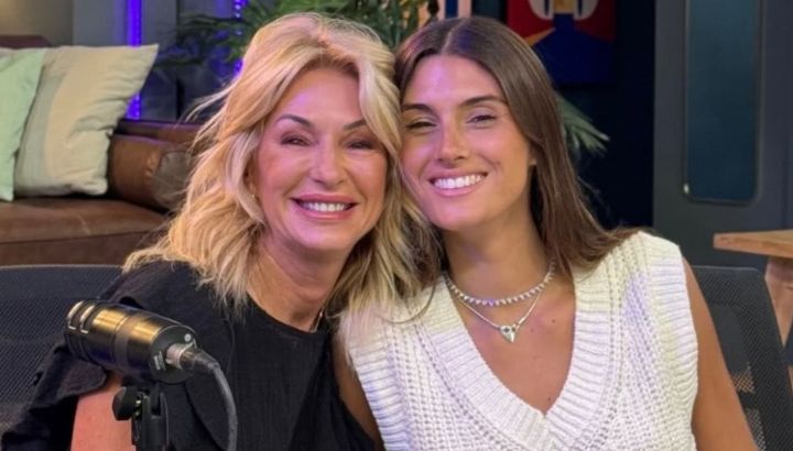 Espuma, carteles y la emoción de Yanina Latorre: Lola Latorre se recibió de abogada y lo celebró a lo grande