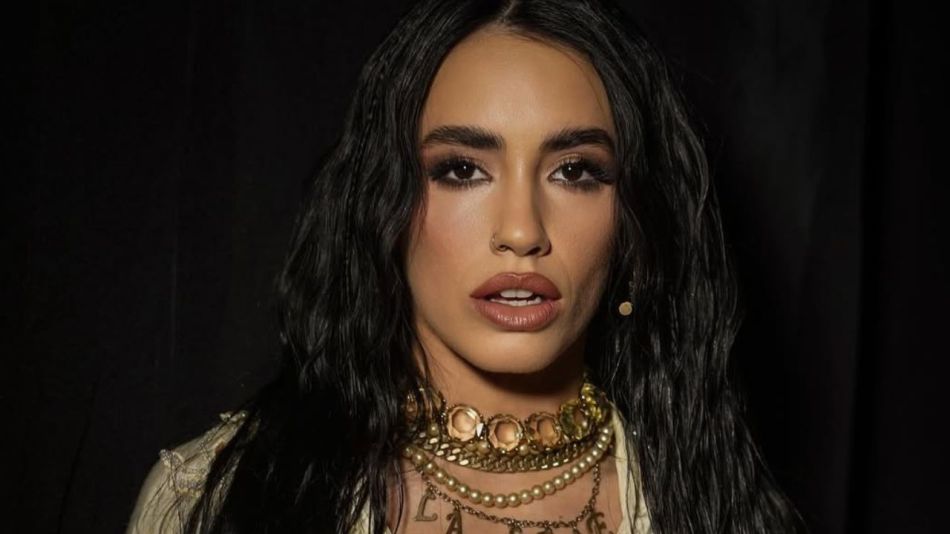 Lali Espósito marcó tendencia de cómo llevar un accesorio de invierno en un look veraniego