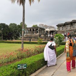 En dos aldeas al oeste de Bangalore, dos templos tallados hasta el infinito cuentan la historia de la zona.